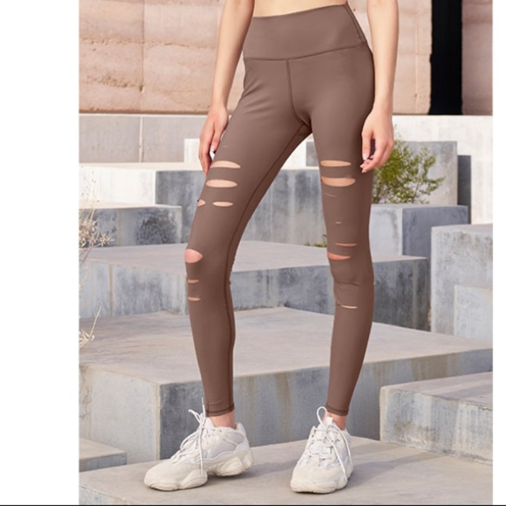 Alo Yoga Warrior Ripped Leggings in Coco Medium